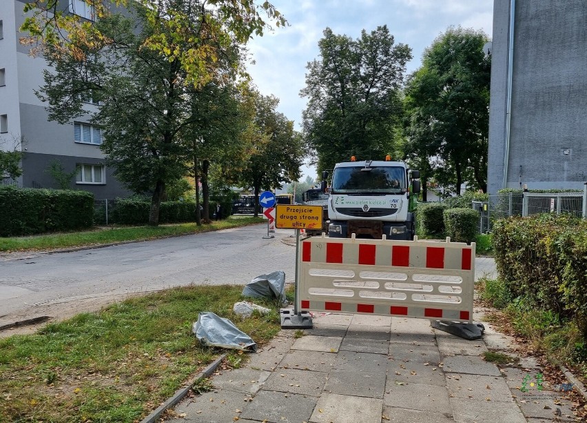 Wymieniają chodnik w jednym z najstarszych osiedli w Kielcach. Mieszkańcy długo na to czekali