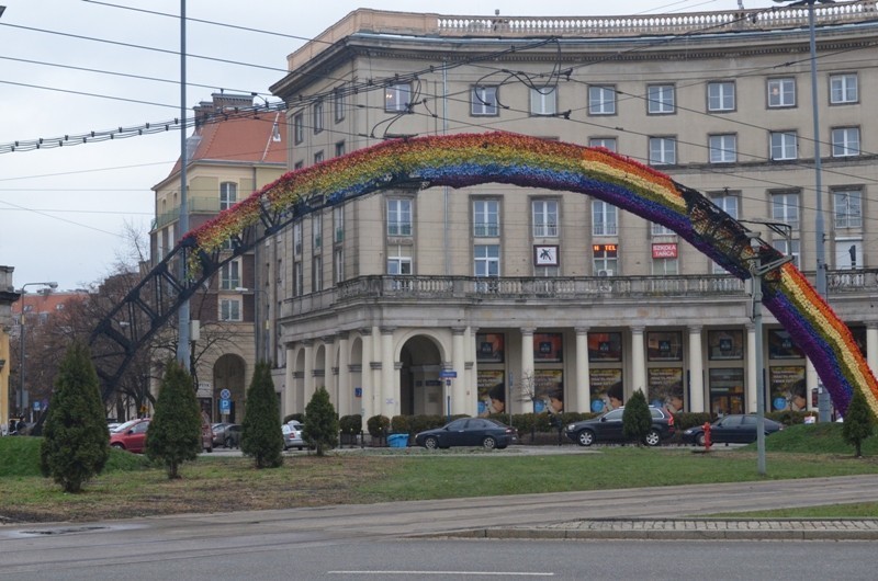 Znów podpalili &quot;Tęczę&quot;. To już trzeci pożar artystycznej instalacji na placu Zbawiciela