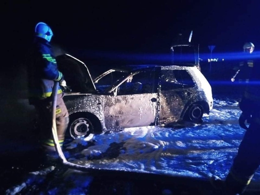 W Pilewicach doszczętnie spalił się osobowy samochód