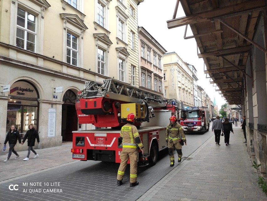 Kraków. Duża akcja straży pożarnej w centrum miasta. Z dachu unosił się dym