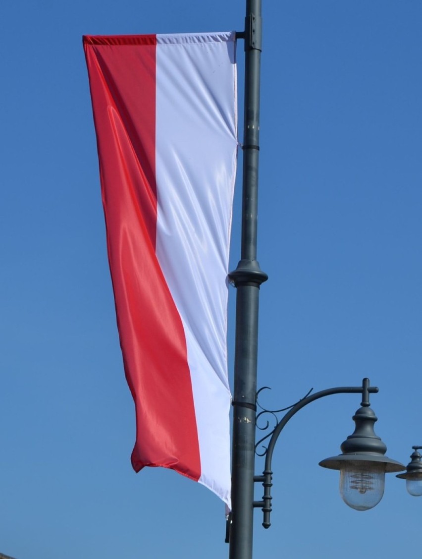 Tak dotychczas były montowane flagi Polski w centrum...