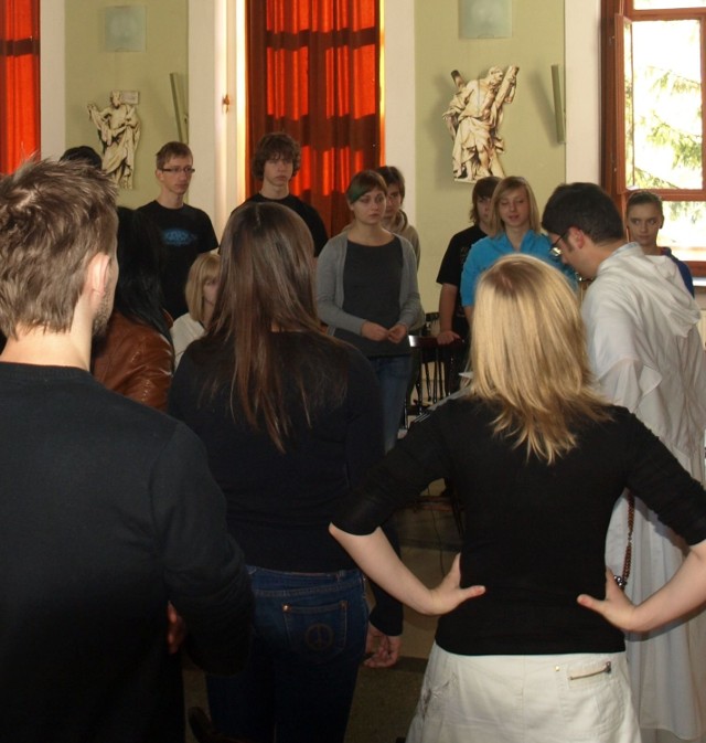 Uczestnicy warsztatów muzyki liturgicznej w żywieckim Domu Katolickim.