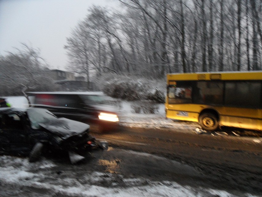 KRÓTKO: Na ul. Stefana Batorego doszło do groźnego wypadku z udziałem samochodu i autobusu