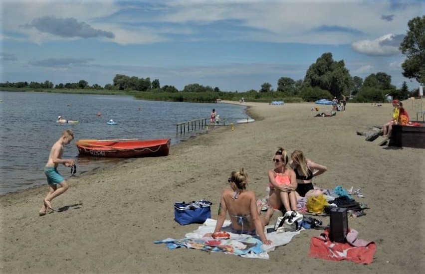 Plaża w Lubczynie pokryta została urobkiem z regulacji linii...