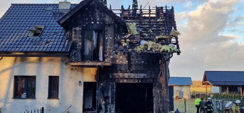Ogień zniszczył większość nowego, jednorodzinnego domu