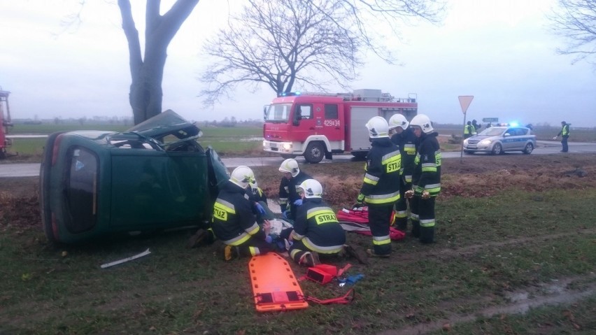 Bojanice koło Gniezna: samochód uderzył w drzewo