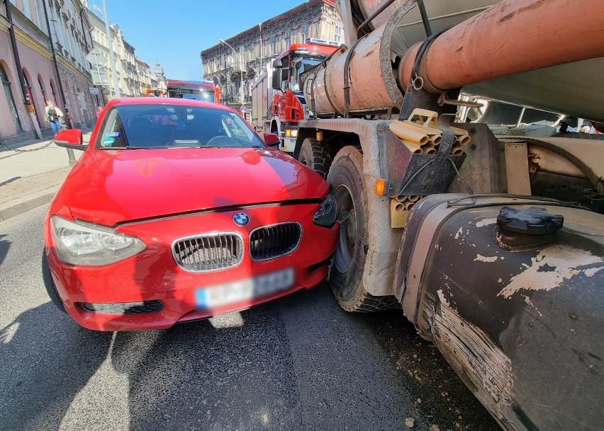 Na ul. Jagiellońskiej w Przemyślu kierująca czerwonym BMW uderzyła w betoniarkę [ZDJĘCIA]