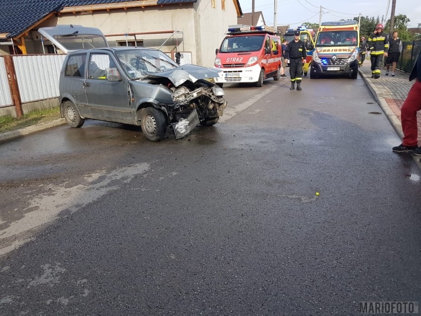 Wypadek w Zawadzie pod Opolem. Samochód wylądował na słupie 
