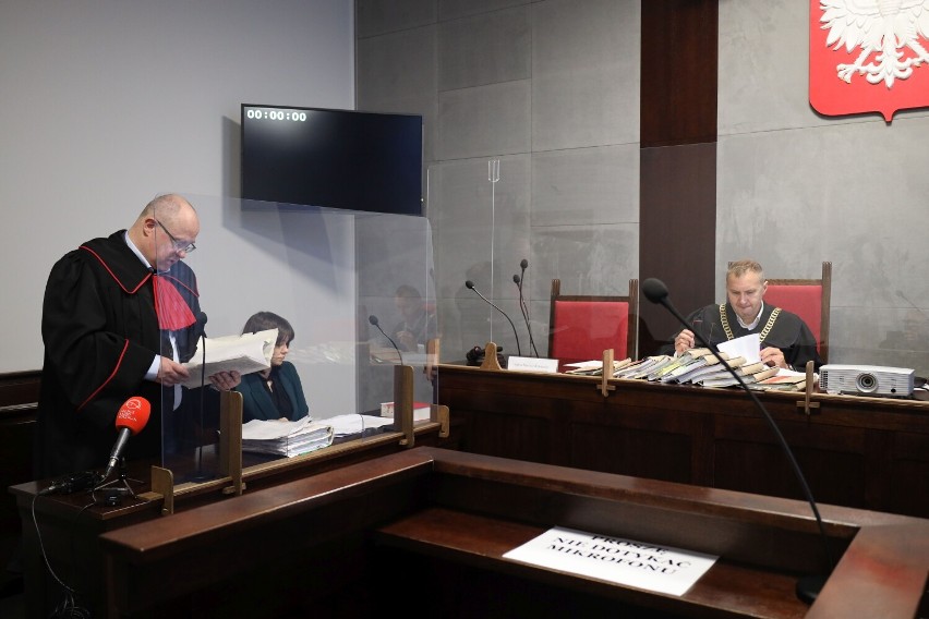 Prokurator Przemysław Woźniak odczytuje akt oskarżenia