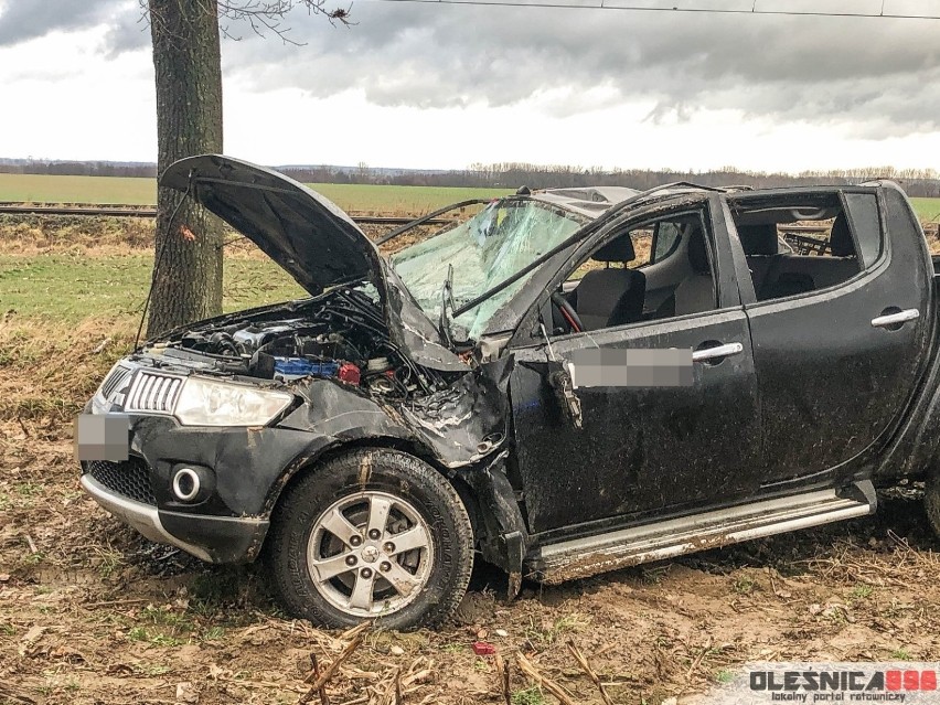 Wypadek pod Oleśnicą. Auto wpadło w poślizg i dachowało (ZDJĘCIA)