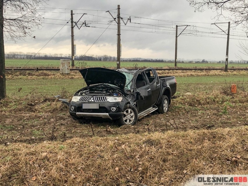Wypadek pod Oleśnicą. Auto wpadło w poślizg i dachowało (ZDJĘCIA)