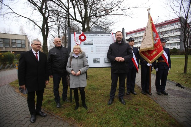 Tablica upamiętnia kadetów lwowskich uczestniczących w III powstaniu śląskim.