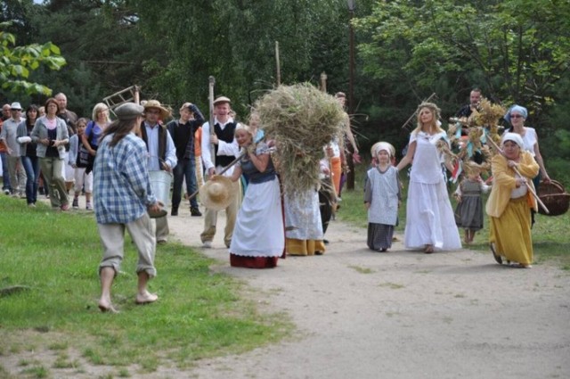 15 sierpnia obchodzone jest Matki Boskiej Zielnej - patronki bujnej roślinności, plonów z pól, łąk, sadów i ogrodów.