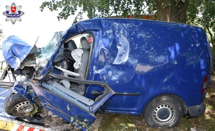 Śmiertelny wypadek w miejscowości Orle Gniazdo. Samochód uderzył w drzewa. Kierowca zmarł na miejscu