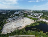 Kraków. Plaza zamieniła się w "plażę", a dawna kładka w "molo". Co dalej z terenem po Plazie Kraków?