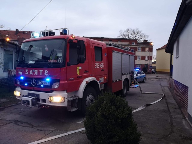 Do pożaru doszło w poniedziałek, 13 stycznia przy ul. Targowej w Kostrzynie. Na miejsce dojechało pięć zastępów strażaków. 

Pożar wybuchł w jednym z garaży przy ul. Targowej. Sytuacja była groźna, ponieważ jest tam dość zwarta zabudowa. Na miejsce przyjechały trzy zastępy strażaków z Kostrzyna oraz po jednym zastępie z OSP Witnica i OSP Mościce. 

Na szczęście pożar udało się opanować.



Polecamy wideo: Australia w ogniu, w pożarach zginęło miliard zwierząt
