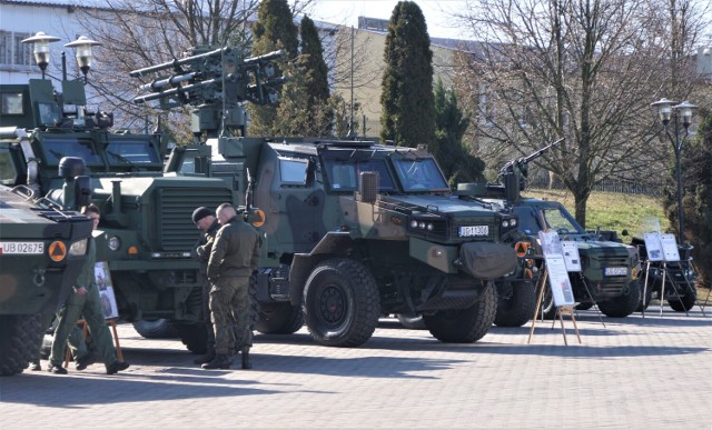 Taki sprzęt wojskowy i wiele innych można zobaczyć przed chełmską halą MOSiR podczas I Wojskowych Targów Pracy i Służby.