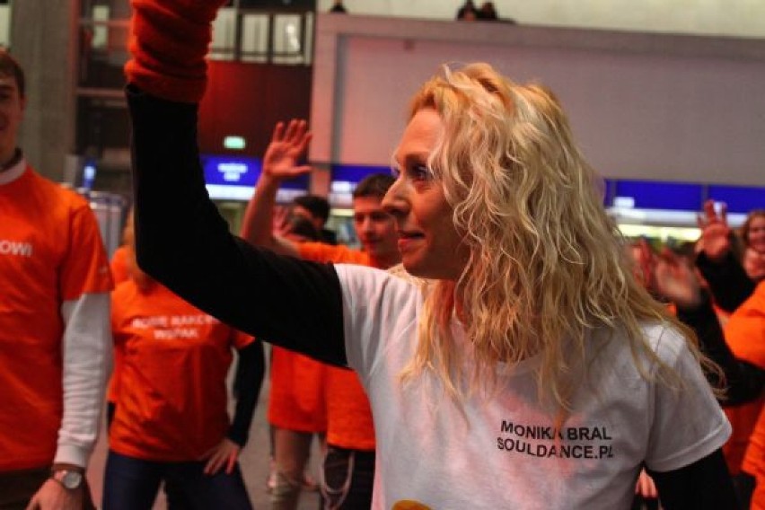 Około 100 osób wzięło udział w tanecznym flash mobie na Dworcu Centralnym