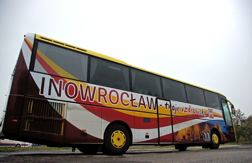 Takie reklamy na autobusach promują Inowrocław.