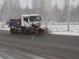 Obfite opady śniegu. W Łodzi na ulice wyjechały wszystkie pługopiaskarki. Śnieg usuwany jest też z chodników i przystanków MPK