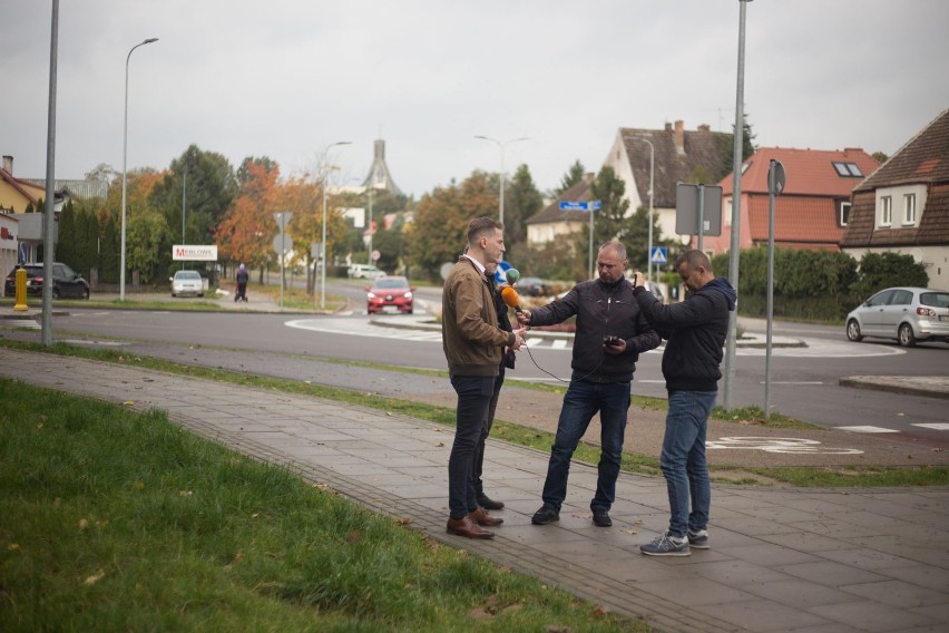 - Nie wiem czy to pomoże. Mieszkańcy mówią trochę inaczej, i...