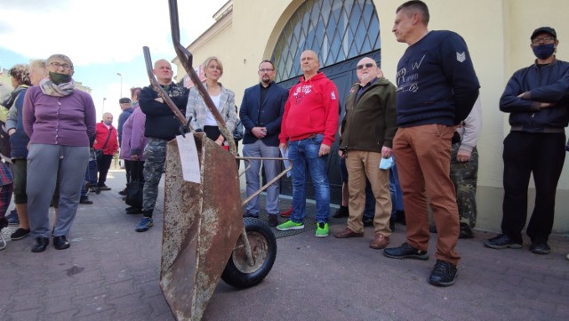 Protest kupców w Piotrkowie. Taczka czekała pod halą targową. Prezydent nie wyszedł do kupców