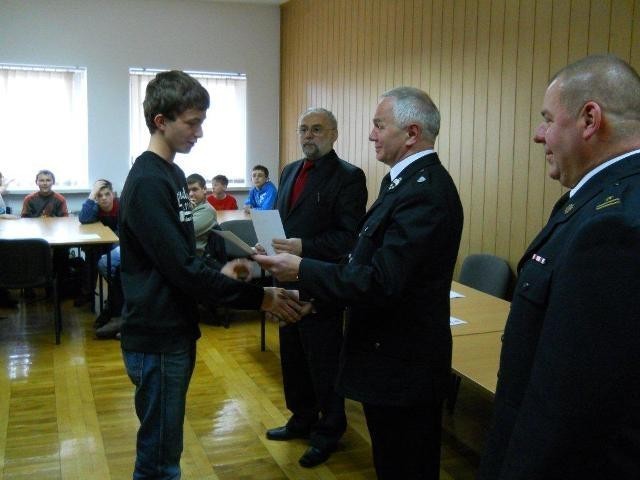 Młodzież z Koźmina wygrała Turniej Wiedzy Pożarniczej [ZDJĘCIA]