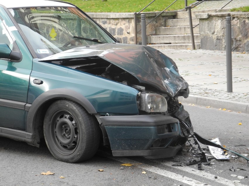 Ul. Chrobrego. Czołówka volkswagena i volvo [foto, video]