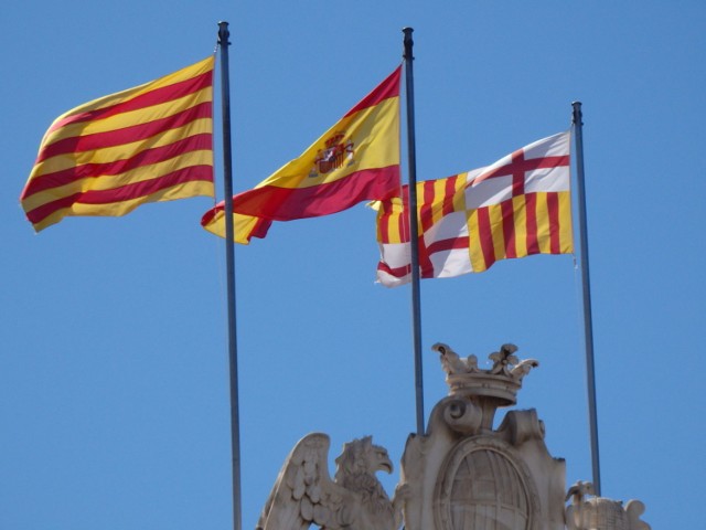 Barwy Katalonii i Barcelony to czerwony i z&oacute;łty (złoty). Od lewej flaga Katalonii, Hiszpanii i
Barcelony. Katalonię tworzą 4 prowincje: Barcelona, Girona, Lleida i Tarragona.
Fot. C. Markiewicz
