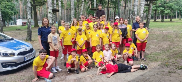 Blisko 40 młodych osób - w tym uczestnicy obecnej, jak i poprzednich edycji Klubu Małego i Młodego Ratownika oraz członkowie Młodzieżowej Drużyny Pożarnej OSP Pleszew - wzięło udział w pierwszym biwaku ratowniczym, który od 30 czerwca do 1 lipca 2023 roku odbywał się na terenie Gołuchowskiego Ośrodka Turystyki i Sportu