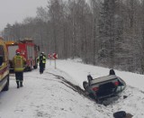 Dachowanie samochodu między Prabutami a Liczem. 21-latek nie dostosował prędkości do warunków na drodze