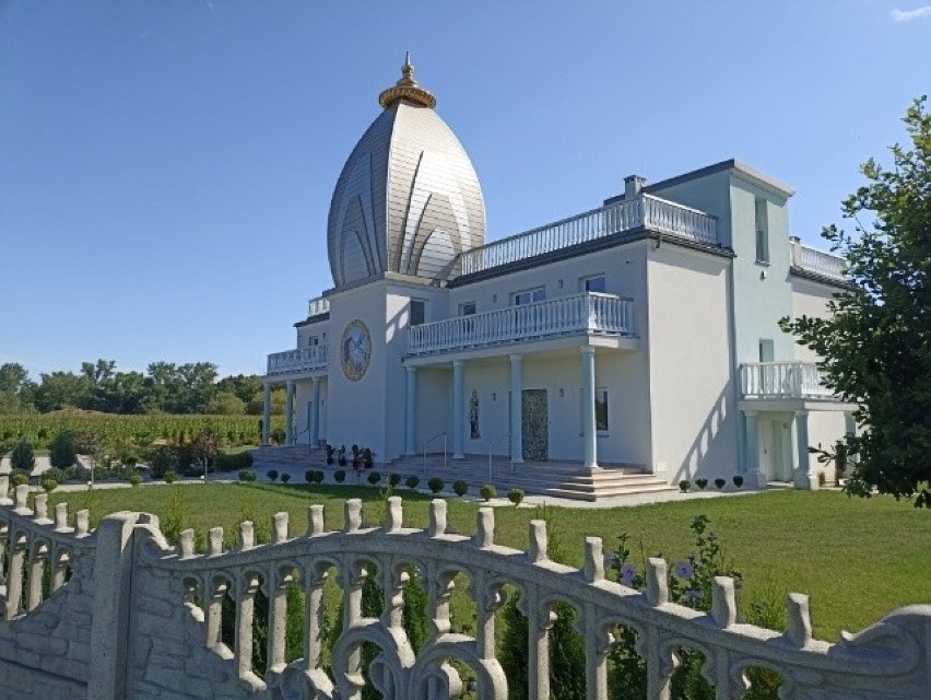 W Brzegach koło Wieliczki otwarto Centrum Hinduskie. To...