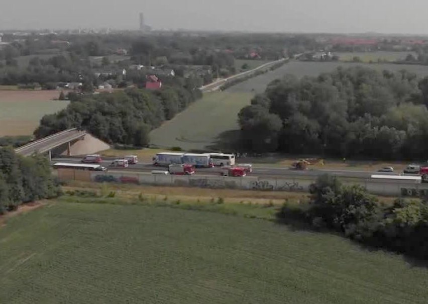 Wypadek na A4 pod Wrocławiem z udziałem autokaru wiozącego...