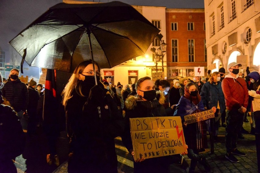 Protest kobiet w Gdańsku 27.01.2021 roku. Tłumy przed biurem PiS. Uzasadnienie wyroku TK w sprawie aborcji zostało w środę opublikowane