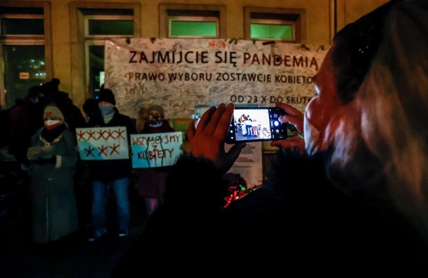 Protest kobiet w Gdańsku 27.01.2021 roku. Tłumy przed biurem PiS. Uzasadnienie wyroku TK w sprawie aborcji zostało w środę opublikowane