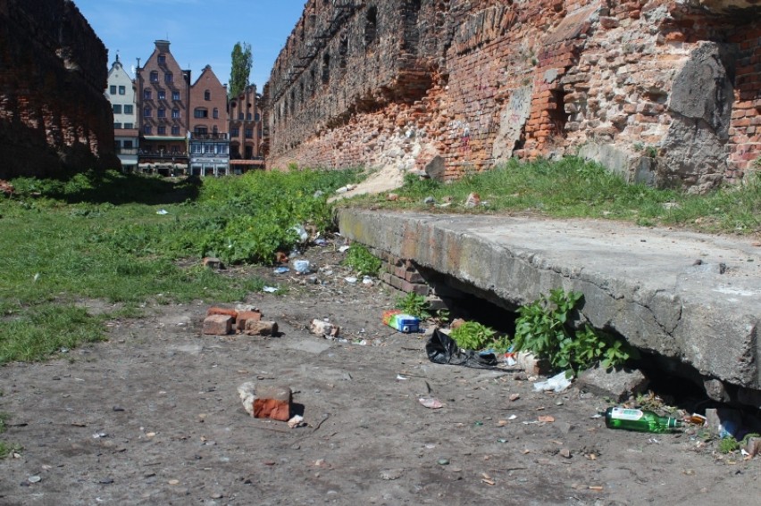 Wyspa Spichrzów znów tonie w śmieciach