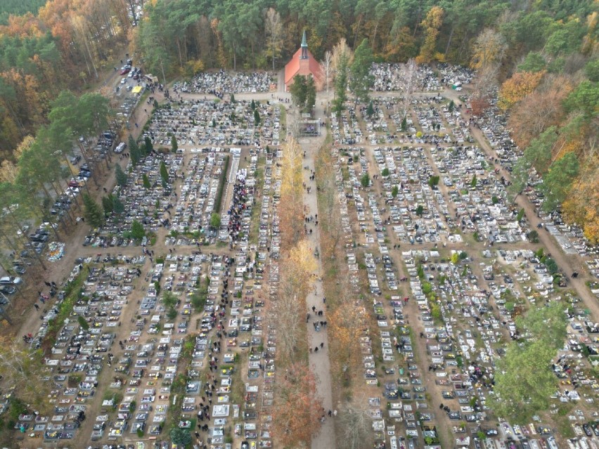 Dzień Wszystkich Świętych w Lęborku. Procesja na cmentarzu