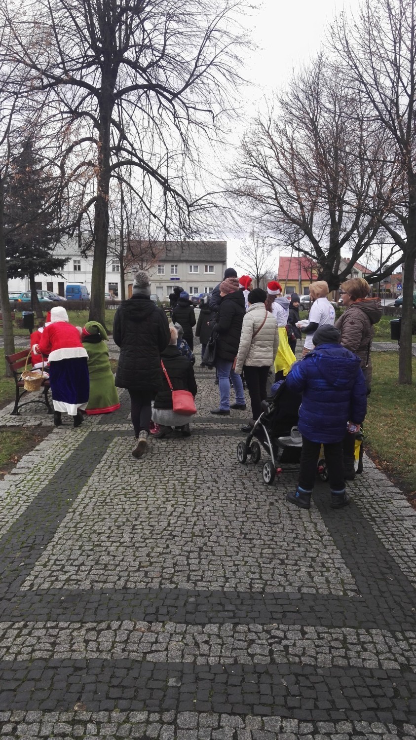 Św. Mikołaj i elfy rozdawali prezenty na chockim i pleszewskim rynku