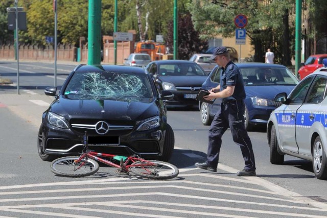 We wtorek około godziny 13 u zbiegu ulic Bukowskiej i Grunwaldzkiej w Poznaniu pijany kierowca potrącił rowerzystę.
Przejdź do kolejnego zdjęcia --->