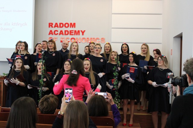 Wydarzenie  w Akademii Handlowej Nauk Stosowanych w Radomiu uświetnił koncert chóru uczelnianego.