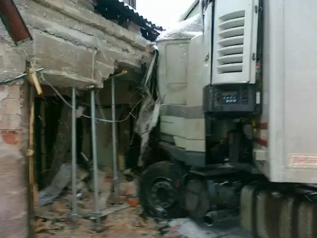 Dzisiaj (15.02) około godziny 04:40 dyżurny Komendy Powiatowej Policji w Mogilnie otrzymał telefoniczną informację o ciężarówce z naczepą która wjechała w dom mieszkalny na zakręcie drogi krajowej nr 15 w Markowicach koło Strzelna w powiecie mogileńskim. Na miejsce pojechali policjanci oraz przedstawiciele innych służb. Z uszkodzonego budynku mieszkalnego ewakuowano kilka rodzin. 

Zobacz też: Śmiertelny wypadek w Trzeciewnicy koło Nakła [ZDJĘCIA] 
