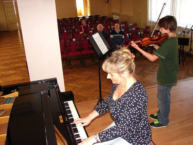 W sali kameralnej grają na skrzypcach Piotr Janik, a na pianinie Katarzyna Moryś-Pałuba.