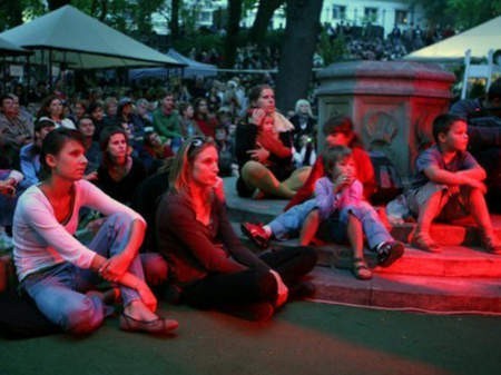 Spektakle i koncerty gromadzą publiczność w różnym wieku. / Fot. www.cojestgrane.pl