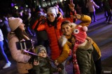 Kozienice przywitały Nowy Rok! Na placu przed pływalnią Delfin bawiły się setki osób