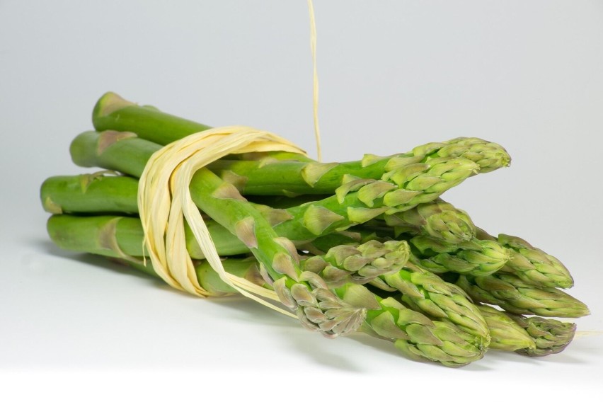 Szparagi zawierają glutation - to białko, które wspomaga...