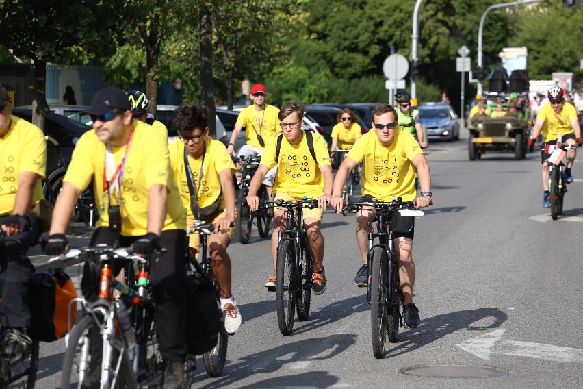 Masa Powstańcza 2019, Warszawa. Rowerzyści upamiętnili Batalion "Parasol". Mnóstwo osób na trasie