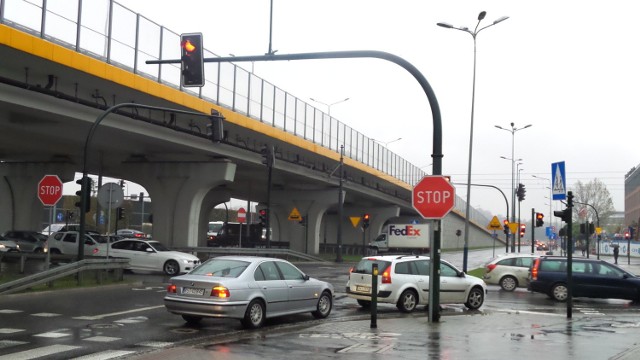 Codziennie na ulicy Nowohuckiej tworzą się potężne korki, w których stoją autobusy. Kierowcy i pasażerowie chcą zmian