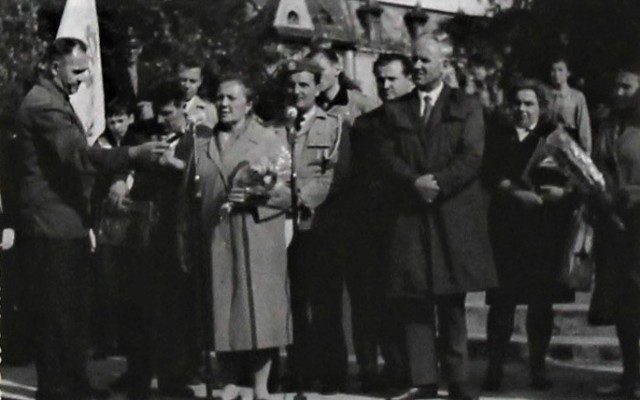 Nina Charłamowa podczas uroczystości przy pomniku na skwerze przy ul. Grunwaldzkiej. 