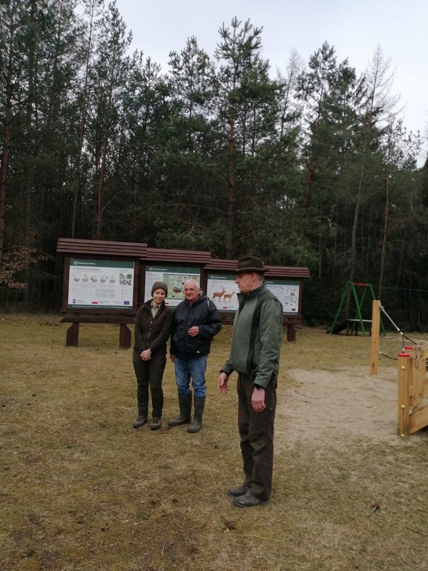 W sadzeniu lasu koło Nierzymia brało udział 40 osób.