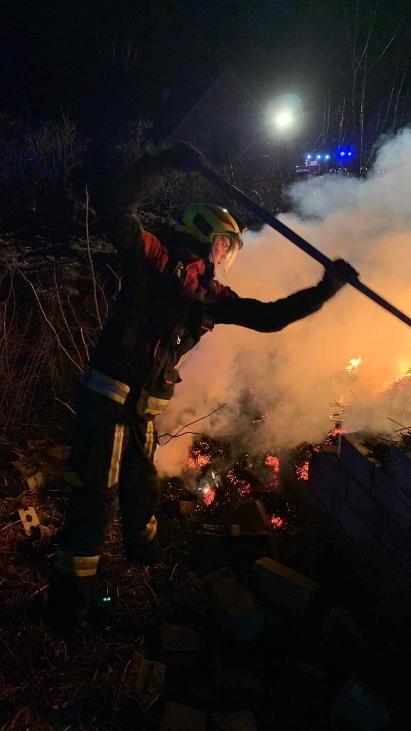 Pożar stodoły w Owieczkach. W akcji wzięło udział 14 zastępów straży pożarnej [ZDJĘCIA]